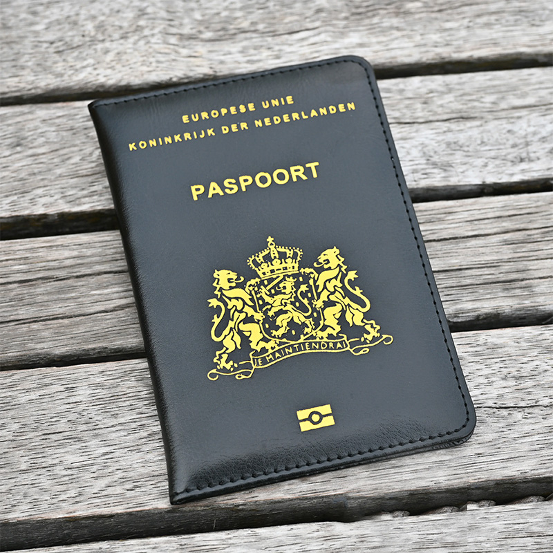Travel Accessories Essentials - Essentiels de voyage Couverture de passeport