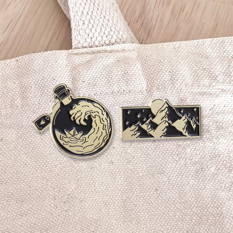 Travel Accessories Jewelry - Badge en émail Paysage Montagne Vague