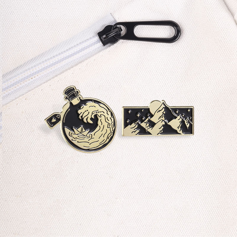 Badge en émail Paysage Montagn - Travel Accessories Jewelry avis et prix