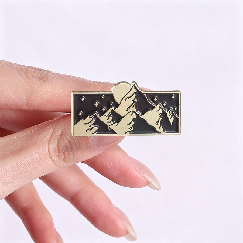 Badge en émail Paysage Montagn - Travel Accessories Jewelry avis et prix